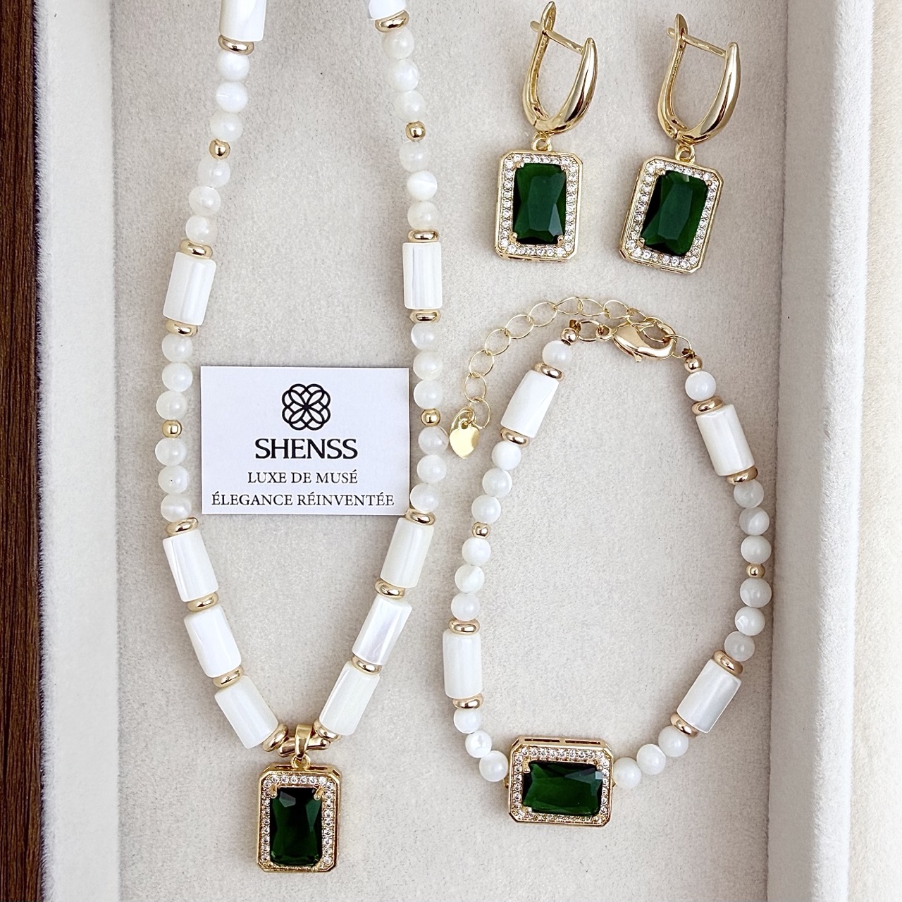Natural White Shell & Emerald  - Pearl Necklace Set ulasan dan harga