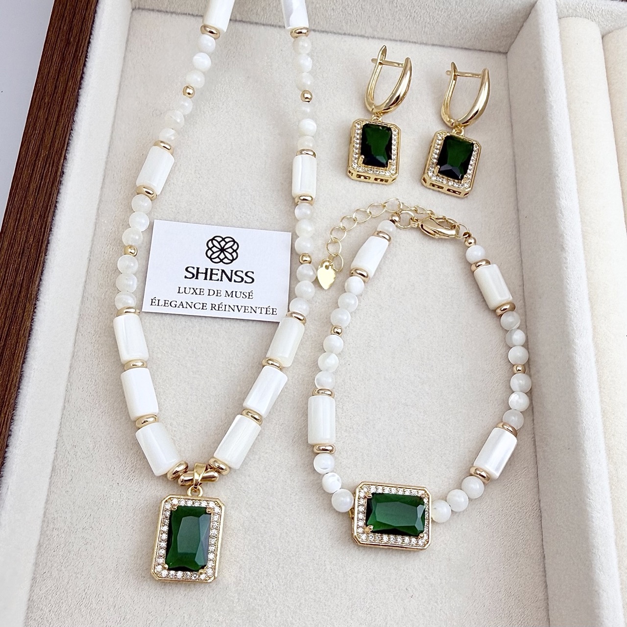 Natural White Shell & Emerald  - Pearl Necklace Set ulasan dan harga