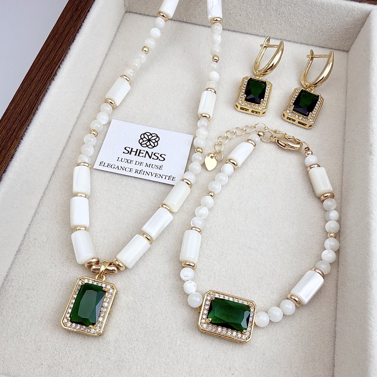 Natural White Shell & Emerald  - Pearl Necklace Set ulasan dan harga